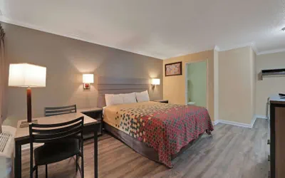 Photo 2 - Econo Lodge Woodland near I-5