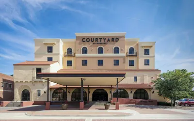 Photo 2 - Courtyard by Marriott Wichita At Old Town