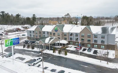 Photo 2 - Holiday Inn Express & Suites Marquette by IHG