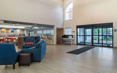 Photo 5 - Comfort Suites Elgin Northwest
