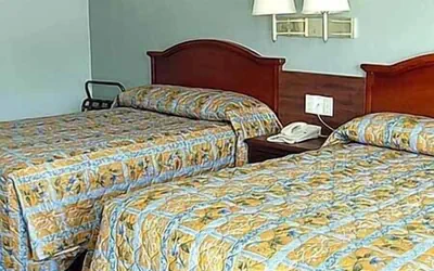 Photo 4 - Economy Inn