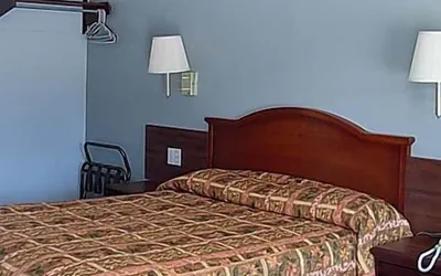 Photo 5 - Economy Inn