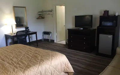 Photo 4 - Budget Inn Farmington