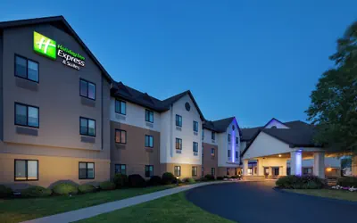 Photo 2 - Holiday Inn Express & Suites Bradley Airport by IHG