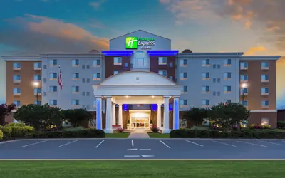 Photo 2 - Holiday Inn Express and Suites - Petersburg - Fort Lee by IHG