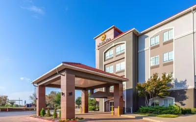 Photo 2 - La Quinta Inn & Suites by Wyndham Oklahoma City - Moore