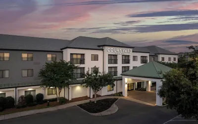Photo 2 - Courtyard by Marriott Hattiesburg