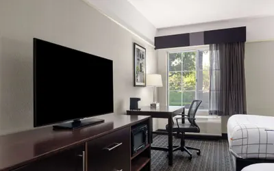 Photo 5 - La Quinta Inn & Suites by Wyndham Santa Clarita - Valencia