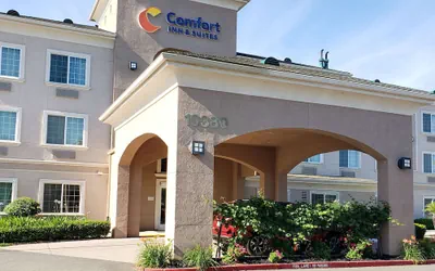 Photo 2 - Comfort Inn & Suites Galt - Lodi North
