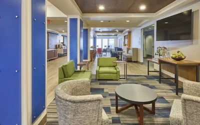 Photo 2 - Holiday Inn Express Hotel & Suites Medford-Central Point by IHG