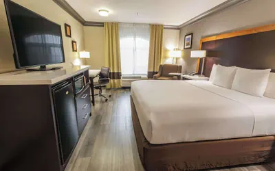 Photo 2 - Comfort Inn & Suites Near Universal - N. Hollywood - Burbank