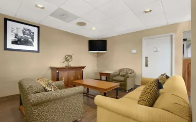 Photo 2 - Super 8 by Wyndham Oxford