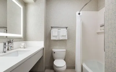 Photo 5 - Holiday Inn Express and Suites Bakersfield Central by IHG