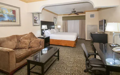 Photo 3 - Holiday Inn Express and Suites Bakersfield Central by IHG