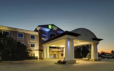 Photo 2 - Holiday Inn Express Hotel & Suites Vernon College Area by IHG