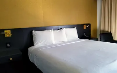 Photo 4 - Glen Capri Inn & Suites - Burbank Universal