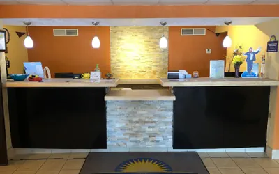 Photo 4 - Days Inn & Suites by Wyndham Stevens Point