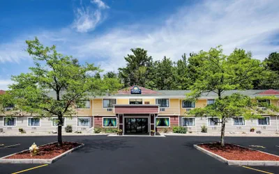 Photo 2 - Days Inn & Suites by Wyndham Stevens Point