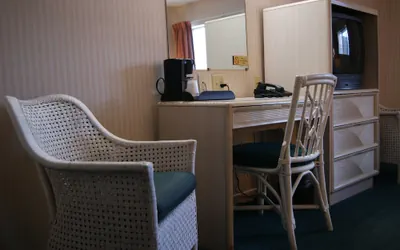 Photo 5 - Meadow Court Inn