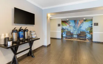 Photo 4 - Best Western Visalia Hotel
