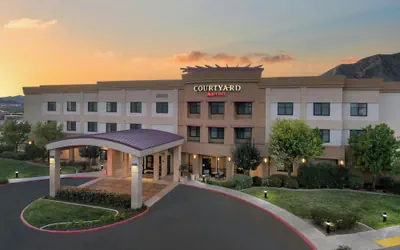 Photo 2 - Courtyard by Marriott Santa Clarita Valencia