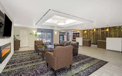Photo 3 - La Quinta Inn & Suites by Wyndham Visalia/Sequoia Gateway