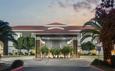 Photo 2 - La Quinta Inn & Suites by Wyndham Visalia/Sequoia Gateway