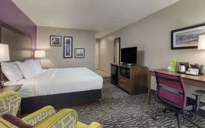 Photo 5 - La Quinta Inn & Suites by Wyndham Visalia/Sequoia Gateway
