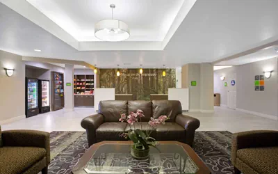 Photo 4 - La Quinta Inn & Suites by Wyndham Visalia/Sequoia Gateway