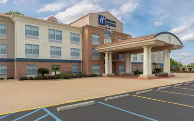 Photo 2 - Holiday Inn Express & Suites Alexandria by IHG
