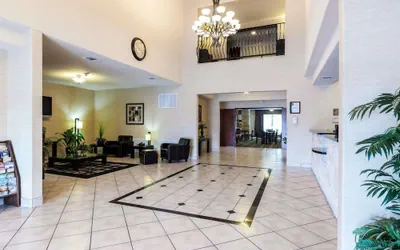 Photo 5 - Quality Suites Huntsville Near University