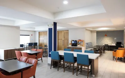 Holiday Inn Express & Suites Wichita Airport by IHG