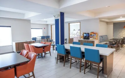Photo 4 - Holiday Inn Express & Suites Wichita Airport by IHG