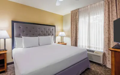 Photo 2 - Larkspur Landing Extended Stay Suites St. Louis Riverport - Airport West