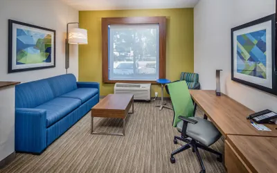 Photo 5 - Holiday Inn Express and Suites Modesto by IHG
