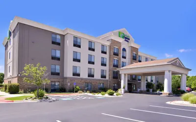 Photo 2 - Holiday Inn Express & Suites Selma by IHG