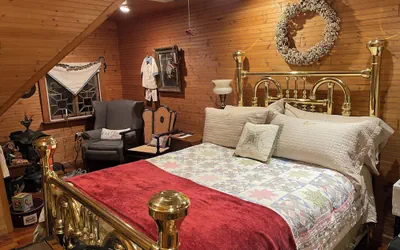 Photo 2 - The Queen, A Victorian Bed & Breakfast