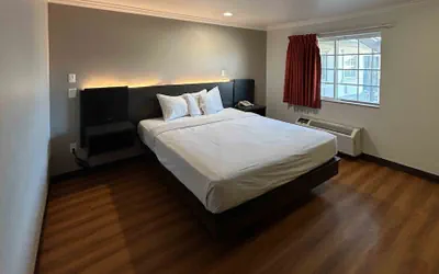 Photo 5 - Studio 6 Mojave, CA - Airport