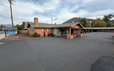Photo 2 - Relax Inn of Yreka