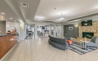 Photo 4 - La Quinta Inn & Suites by Wyndham Granbury