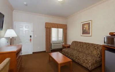 Photo 5 - Howard Johnson Hotel & Suites by Wyndham Pico Rivera
