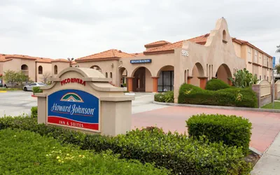 Photo 2 - Howard Johnson Hotel & Suites by Wyndham Pico Rivera