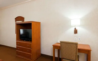Photo 4 - Howard Johnson Hotel & Suites by Wyndham Pico Rivera