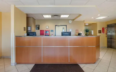 Photo 5 - Econo Lodge Inn & Suites Des Moines Fairgrounds Area