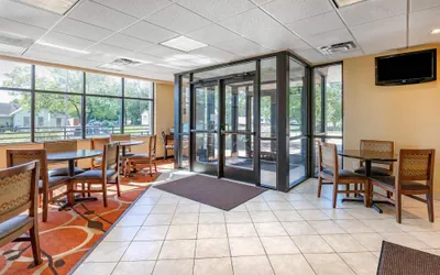Photo 4 - Econo Lodge Inn & Suites Des Moines Fairgrounds Area