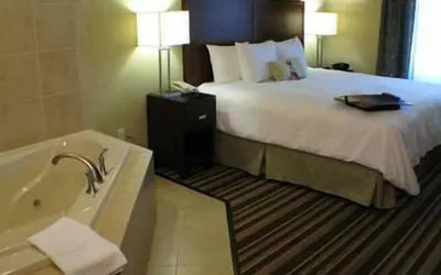 Photo 4 - Hampton Inn & Suites Merced
