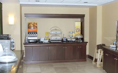 Photo 4 - Hampton Inn & Suites Dayton-Airport