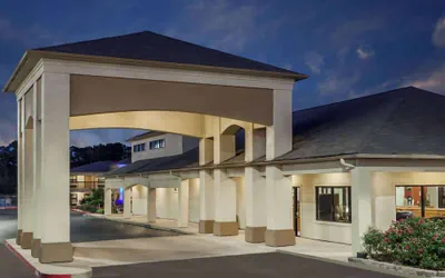 Photo 2 - Days Inn & Suites by Wyndham Huntsville
