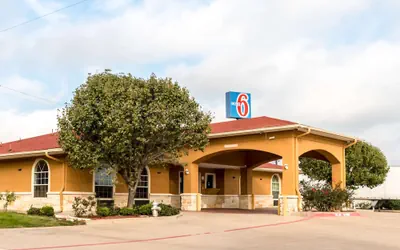 Photo 2 - Motel 6 Alvarado, TX