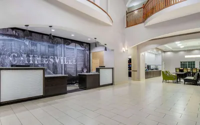 Photo 4 - La Quinta Inn & Suites by Wyndham Gainesville